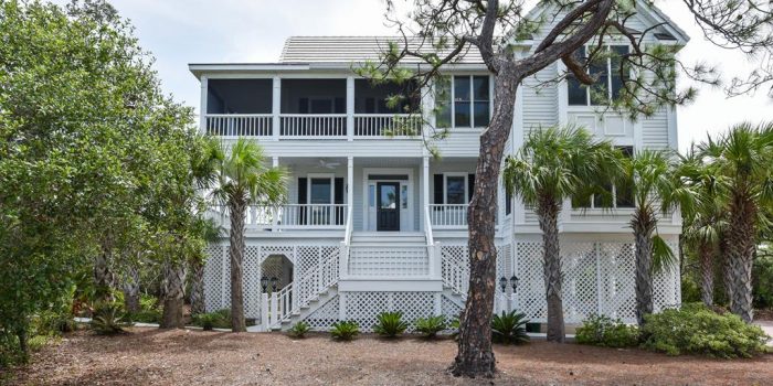 1st tier home with private pool located in the Plantation