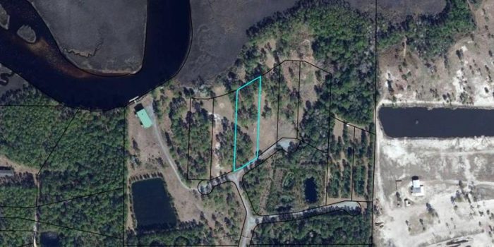 1.23 acre river view lot located in Crooked River Plantation