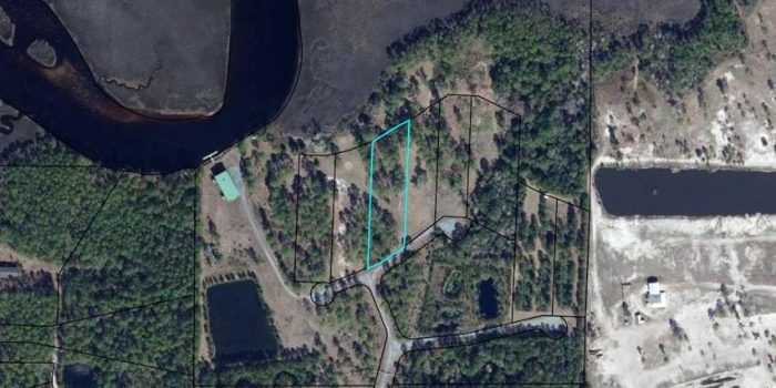 1.23 acre river view lot located in Crooked River Plantation