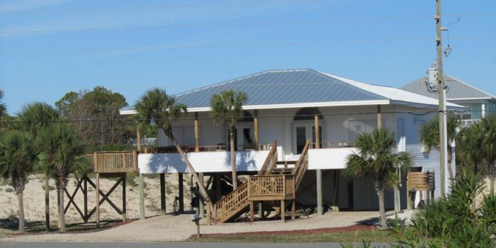 2nd tier home with Hot tub and Hurricane Shutters located in the Gulf Beaches