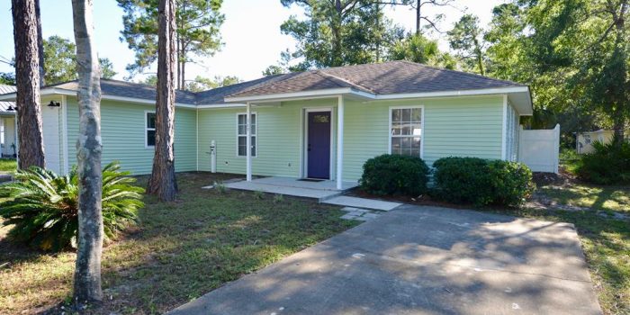 home with a large open deck located in Greater Apalachicola