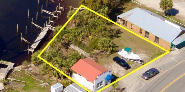 736 sq. ft. commercial building located in downtown Carrabelle