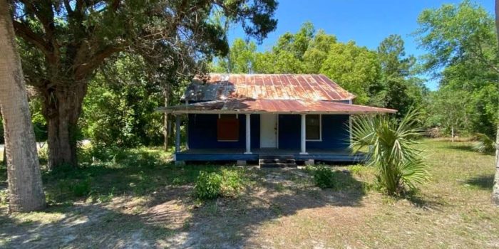 Florida cottage located in the North Historic side of Apalachicola