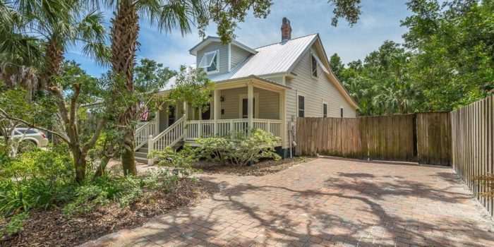 renovated 1930 Florida cottage located in the Historic North side of Apalachicola